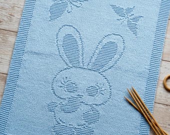 Stickmönster till babyfilt i PDF-format — Kaninmotiv — Nybörjare, DK-vikt, Babyshowerpresent