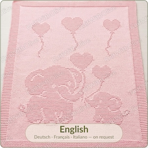 Puede incluir: Una manta de punto rosa claro con un patrón texturizado de un elefante grande y uno pequeño sosteniendo globos en forma de corazón. La manta tiene un borde en punto bobo e incluye el texto English, Deutsch, Français, Italiano - on request.