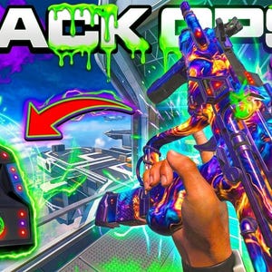 Puede incluir: Un gráfico digital con el texto BLACK OPS 7 y TOXIC SCRIPT en una fuente verde que gotea. Un arma de fuego colorida e iridiscente se sostiene en primer plano, mientras que un dispositivo rectangular negro con luces rojas se encuentra al lado.