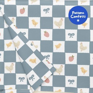 Puede incluir: Una tela con un patrón de cuadros azules y blancos con ilustraciones de pollos, pollitos, fresas y lazos. Un logotipo circular azul en la esquina superior derecha contiene el texto blanco Pattern Confetti con un pequeño símbolo de estrella.
