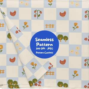 Puede incluir: Un patrón sin costuras con un fondo de tablero de ajedrez azul claro y crema con ilustraciones repetidas de pollos naranjas, fresas rojas, flores amarillas, árboles verdes y vallas naranjas. Un círculo azul contiene el texto Seamless Pattern 300 DPI - JPEG Pattern Confetti.