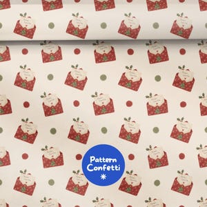 Pode incluir: Um tecido de cor creme com um padrão repetitivo de envelopes vermelhos com bolinhas brancas, cada um contendo uma carta com a etiqueta Dear Santa, acentuado com folhas de azevinho verdes e um pequeno gráfico de árvore de Natal verde.