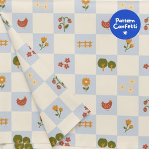 Pode incluir: Um tecido com um padrão xadrez em azul claro e creme com ilustrações repetidas de galinhas cor de laranja, morangos vermelhos, flores amarelas, cercas castanhas e árvores verdes. Um logótipo circular azul diz Pattern Confetti.