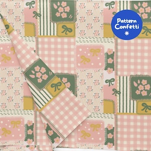 Op de afbeelding: Een stof met een patchworkontwerp met afwisselende vierkanten van roze gingham, donkergroene bloemenprints en mosterdgele strikken. Het patroon bevat witte stippen op roze achtergronden en gestreepte secties. Een blauwe cirkel toont Pattern Confetti.