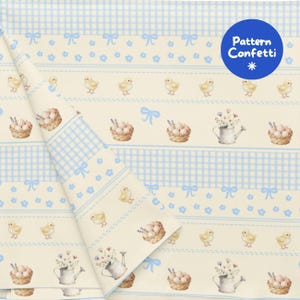 Può includere: Un tessuto color crema con un motivo ripetuto di pulcini gialli, cesti intrecciati marroni pieni di uova bianche e annaffiatoi bianchi con fiori. Il design include strisce a quadretti vichy azzurre, piccoli fiori blu e fiocchi.