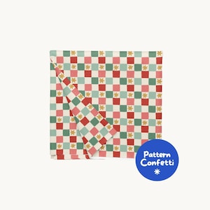 Pode incluir: Um tecido dobrado com um padrão de xadrez repetitivo de quadrados vermelhos, verde-escuros e verde-claros. Cada quadrado contém uma pequena estrela amarela de oito pontas. Um emblema circular azul exibe o texto Pattern Confetti.