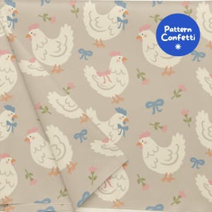 Puede incluir: Una tela beige con un patrón repetitivo de gallinas blancas con crestas rosas y lazos azules, intercaladas con pequeñas flores rosas y lazos de cinta azul. Un logotipo circular azul en la esquina superior derecha muestra el texto Pattern Confetti.