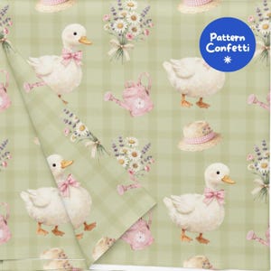 Pode incluir: Um tecido verde-claro com um padrão repetitivo de patos brancos com laços xadrez cor-de-rosa, regadores cor-de-rosa com margaridas brancas, chapéus de palha com fitas cor-de-rosa e ramos de margaridas e alfazema sobre um fundo axadrezado.