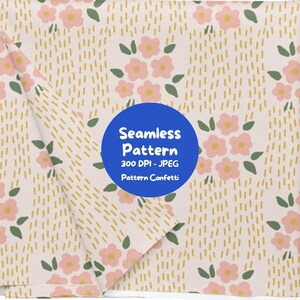 Pode incluir: Um padrão sem costuras com flores cor-de-rosa claro com centros amarelos e folhas verde-escuras sobre um fundo pálido, intercalado com linhas verticais amarelas tracejadas. Um círculo azul exibe o texto Seamless Pattern 300 DPI - JPEG.