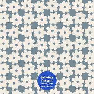 Pode incluir: Um padrão sem costuras com flores em tom branco-sujo, desenhadas à mão, dispostas numa grelha repetitiva sobre um fundo azul suave. Um emblema circular azul na parte inferior contém o texto branco: Seamless Pattern, 300 DPI - JPEG, Pattern Confetti.