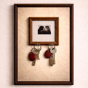 Pode incluir: Uma caneca de cerâmica branca com uma alça preta e o texto "But First, Coffee" em preto, com uma fonte manuscrita. A caneca está sobre uma superfície branca.