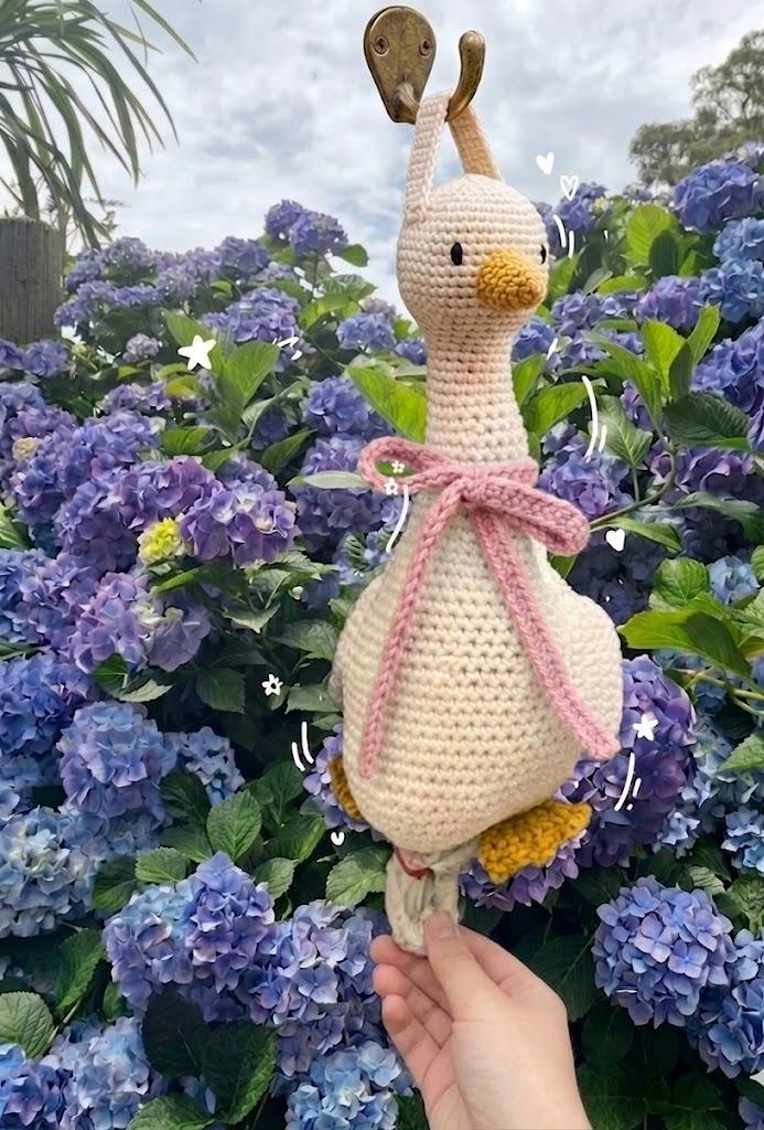 12 Grocery Bag Holder Crochet Patterns to Keep Kitchen Storage Neat and Handy 8 Grocery Bag Goose Crochet Pattern