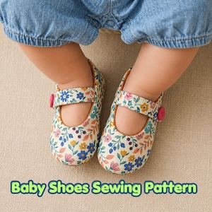 Könnte beinhalten: Ein Paar Babyschuhe mit cremefarbenem Hintergrund und einem bunten Blumenmuster aus blauen, gelben und rosafarbenen Blüten mit grünen Blättern. Jeder Schuh hat einen Riemen über dem Spann, der mit einem leuchtend pinken Knopf befestigt ist. Der Text lautet Baby Shoes Sewing Pattern.