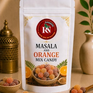 Könnte beinhalten: Ein weißer Standbeutel mit Rasnova Masala and Orange Mix Candy. Das Etikett zeigt ein rotes kreisförmiges Logo, schwarzen und orangen Text sowie eine Schale mit zuckerbeschichteten, bunten runden Bonbons, Orangenscheiben und Gewürzen.