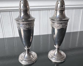 Salero y pimentero bañados en plata