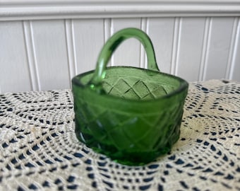 Cesta miniatura de vidrio prensado verde vintage