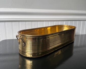 Vaso comprido de latão