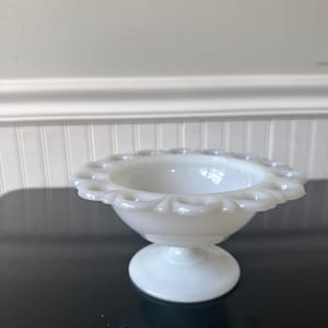 Compota de cristal opalino con pedestal, modelo Old Colony Open Lace de Anchor Hocking