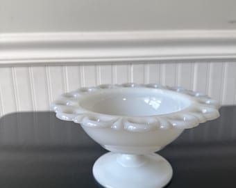 Compota de cristal opalino con pedestal, modelo Old Colony Open Lace de Anchor Hocking