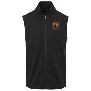 Puede incluir: Chaleco negro sin mangas con cremallera completa y cuello alto. Un emblema marrón y dorado de un oso está en el pecho superior. El chaleco tiene un corte entallado y parece estar hecho de un material suave y duradero.