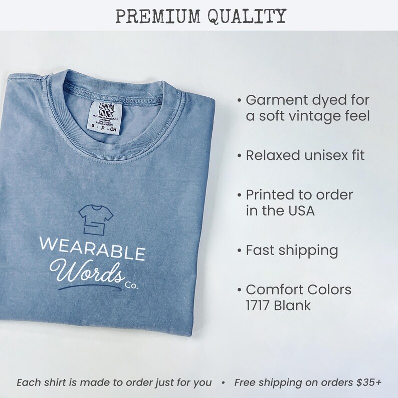 以下が含まれることがあります： 「WEARABLE Words co.」の文字と小さなシャツのグラフィックが入った、ライトブルーのComfort Colors Tシャツ。ゆったりとしたユニセックスフィットで、柔らかいヴィンテージ感を出すために製品染めされています。このシャツはアメリカで注文に応じて印刷されています。