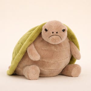 Könnte beinhalten: Weißer Keramikbecher mit schwarzem Henkel und dem Text "But First, Coffee" in schwarzer Schrift. Der Becher steht vor einem verschwommenen Hintergrund, der eine gemütliche Atmosphäre andeutet.