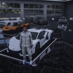 Puede incluir: Una persona está de pie en una sala de exposición con varios coches deportivos en exhibición. Los coches son blancos, naranjas y negros. La persona lleva un chándal blanco y zapatos azules. La sala de exposición tiene grandes ventanales y un suelo reflectante.