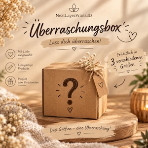 Könnte beinhalten: Eine quadratische Pappschachtel mit einem aufgedruckten Fragezeichen auf der Vorderseite. Die Box ist mit einem kleinen Bündel Trockenblumen verziert, das mit einer Schnur und einem leeren Anhänger befestigt ist. Text auf dem Bild: NextLayerPrints3D.