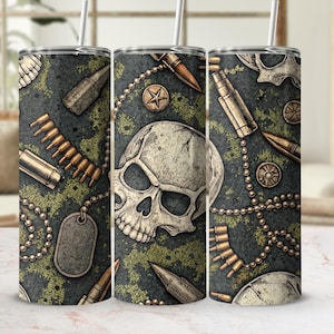 Könnte beinhalten: Drei isolierte Edelstahlbecher mit militärischem Thema. Das Design zeigt einen Totenkopf, Kugeln, Erkennungsmarken und ein Tarnmuster in Grau, Braun und Grün. Jeder Becher hat einen silbernen Strohhalm. Die Becher sind für 473 ml geeignet.