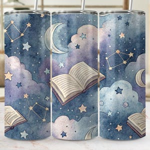 Könnte beinhalten: Ein Edelstahlbecher mit einem Aquarelldesign, das einen Nachthimmel mit Wolken, Sternen, Sternbildern, einem Halbmond und einem offenen Buch zeigt. Der Becher hat einen silbernen Strohhalm und einen Deckel.