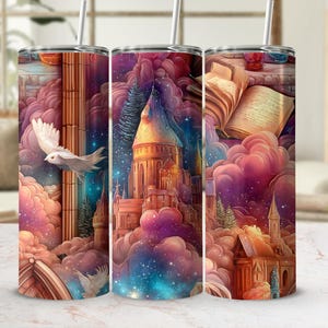 Könnte beinhalten: Drei Edelstahlbecher mit einem Fantasy-Design. Das Design zeigt ein Schloss, Wolken und Vögel in Lila-, Rosa- und Blautönen. Jeder Becher hat einen silbernen Strohhalm. Geeignet für kalte Getränke.