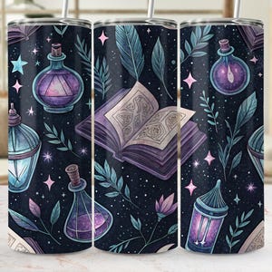 Puede incluir: Un vaso con un fondo azul oscuro con ilustraciones de botellas de pociones, un libro abierto, estrellas y elementos botánicos en tonos morados, azules y rosas. El diseño tiene un tema mágico.