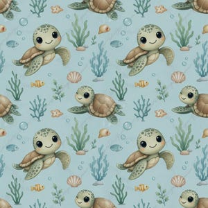 Könnte beinhalten: Ein sich wiederholendes Muster aus Cartoon-Meeresschildkröten, Fischen, Muscheln und Seetang auf hellblauem Hintergrund. Die Schildkröten haben braune Panzer und grüne Körper. Die Fische sind gelb und orange. Der Seetang ist grün und blau.