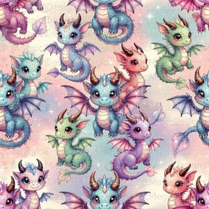 Könnte beinhalten: Ein sich wiederholendes Muster aus entzückenden Zeichentrickdrachen in verschiedenen Farben, darunter Blau, Rosa, Grün und Lila. Jeder Drache hat Hörner, Flügel und einen freundlichen Gesichtsausdruck. Der Hintergrund ist ein sanfter Pastellverlauf mit funkelnden Akzenten.
