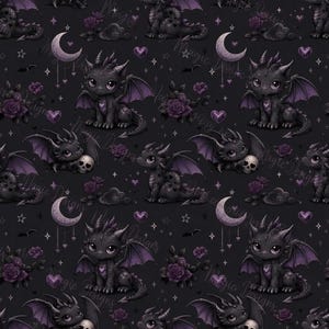 Könnte beinhalten: Ein nahtloses Muster auf dunklem Hintergrund mit kleinen schwarzen Drachen mit violetten Flügeln und Herzen auf der Brust. Das Design enthält violette Rosen, Mondsicheln, kleine Sterne und Totenköpfe sowie ein schwaches Wasserzeichen.