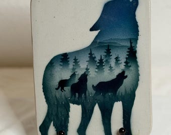 Podpisana ręcznie robiona ceramiczna płytka artystyczna z motywem wilka | David i Suzanna Enna, artyści z Oregonu | Malowane aerografem w wysokiej temperaturze | Sztuka dzikiej przyrody północno-zachodniego Pacyfiku