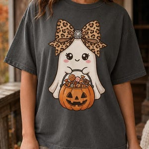 Maglietta con simpatico fantasma e fiocco leopardato, maglietta grafica di Halloween per ragazze, maglietta con zucca sfacciata e civettuola, regalo di abbigliamento spettrale per la stagione di dolcetto o scherzetto per lei