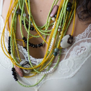 Gelbe Statement Kette, Statement Halskette, mehrstrangige Halskette, mehrstrangige Perlenkette für Mama, Boho Kette, Geschenk für Bild 1