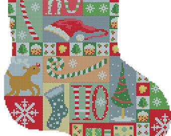 以下が含まれることがあります： キャンディーケーン、雪片、トナカイ、そして「HO HO」の文字など、さまざまなクリスマスモチーフが描かれたパッチワークデザインのクリスマスストッキングです。