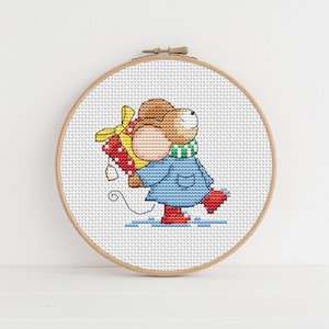 Furry Tales Christmas Gift Mouse - Modèle de point de croix - Lucie Heaton - Grille numérique PDF au point de croix à télécharger