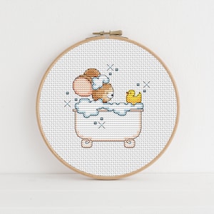 Furry Tales Bath Time Mouse, schema punto croce di Lucie Heaton, download dello schema punto croce contato in PDF