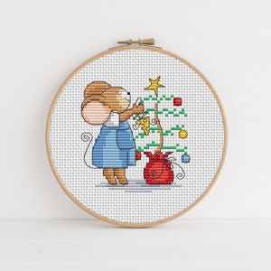 Furry Tales Trim the Tree Mouse, schema punto croce natalizio di Lucie Heaton, schema punto croce contato in PDF da scaricare