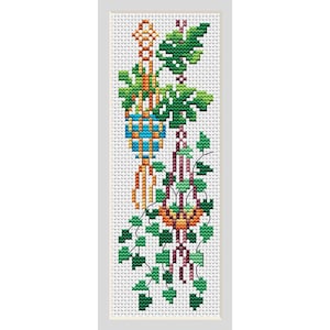 Pode incluir: Um marcador de ponto cruz com um design simétrico de cestos suspensos e videiras. Os cestos são laranja e azuis, com folhagem verde e caules castanhos. O fundo é branco.