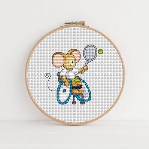 Furry Tales Wheelchair Tennis Mouse, Padrão de ponto cruz por Lucie Heaton, PDF Contado Gráfico de ponto cruz para download