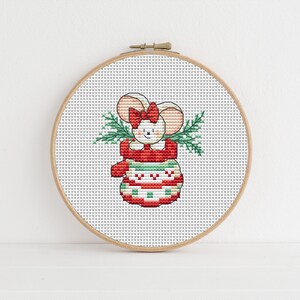 Furry Tales Christmas Flossie Mouse - Modèle de point de croix - Lucie Heaton - Grille numérique PDF au point de croix à télécharger
