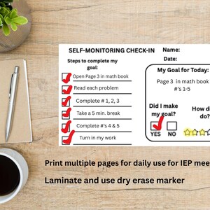 Pode incluir: Uma folha de autoavaliação com caixas de seleção e avisos para uma tarefa de matemática. A folha inclui seções para metas, acompanhamento do progresso e uma escala de classificação. Uma caneta, um caderno e uma xícara de café estão em uma superfície de madeira.