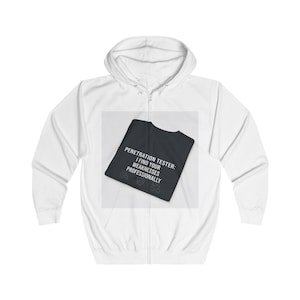 Puede incluir: Sudadera blanca con cremallera y camiseta negra con el texto blanco "PENETRATION TESTER: I FIND YOUR WEAKNESSES PROFESSIONALLY". La sudadera tiene capucha con cordón y cremallera completa.