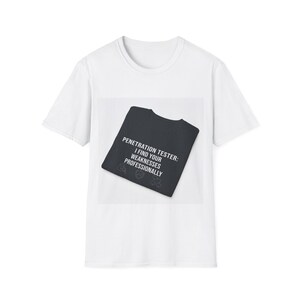 Puede incluir: Un letrero de madera hecho a mano con el texto "Welcome to our home" en un estilo manuscrito. El letrero está pintado de blanco con letras negras y un acabado envejecido, adecuado para uso en interiores o exteriores.