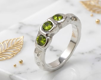 Anillo apilable de plata de ley fundida con peridoto y turmalina verde, banda de forma orgánica con gemas, delicada joyería fundida