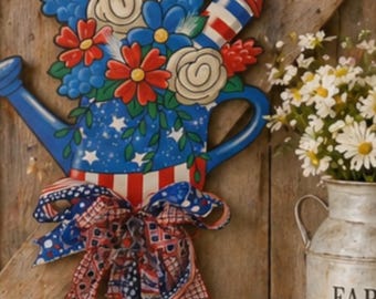 Colgante de puerta con regadera patriótica, decoración del 4 de julio, colgante de puerta principal estilo granja, decoración floral americana para porche, rojo, blanco y azul, decoración de verano.